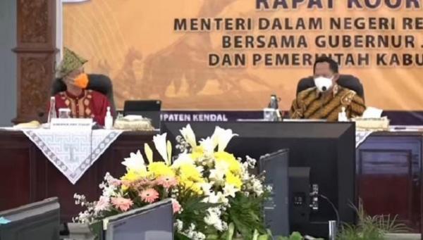 Momen lucu Menteri Dalam Negeri Tito Karnavian mengaku tidak mengenali Gubernur Jawa Tengah Ganjar Pranowo saat memakai pakaian adat.