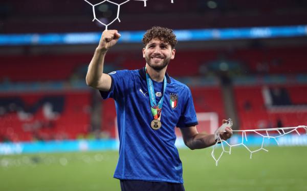 Manuel Locatelli Gelandang timnas Italia, Manuel Locatelli, merayakan gelar juara Piala Eropa 2020 dengan menggunting jala gawang lawan di Stadion Wembley, Inggris, pada Ahad (11/7/2021).