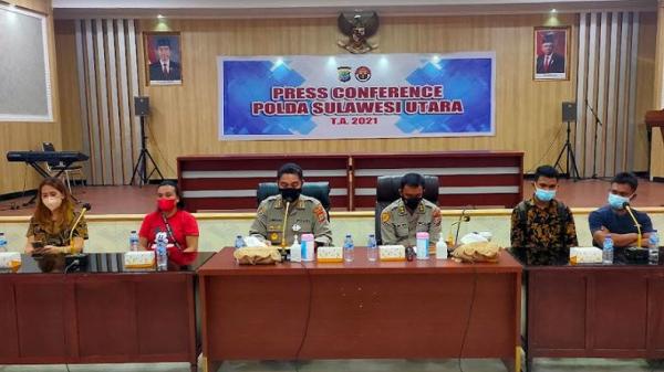 Polda sulut bintara polri Polda Sulut saat konferensi pers terkait viral nama casis Bintara Polri hilang dan digantikan orang lain, Jumat (30/7/2021). (Foto: iNews/Arther Loupatty)