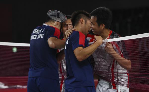 Tangan ganda putra Indonesia Mohammad Ahsan/Hendra Setiawan dicium wakil Taiwan Lee Yang/Wang Chi Lin usai laga semifinal Olimpiade Tokyo 2020. (Foto: Reuters)