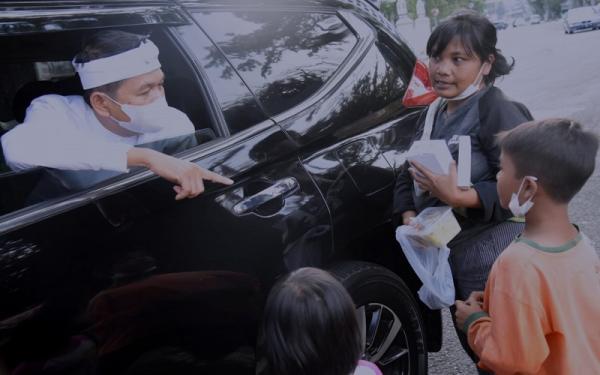 Anggota DPR Dedi Mulyadi berbincang dengan Cucu Nia dan dua anaknya yang ikut memulung rongsokan. (Foto: Istimewa)