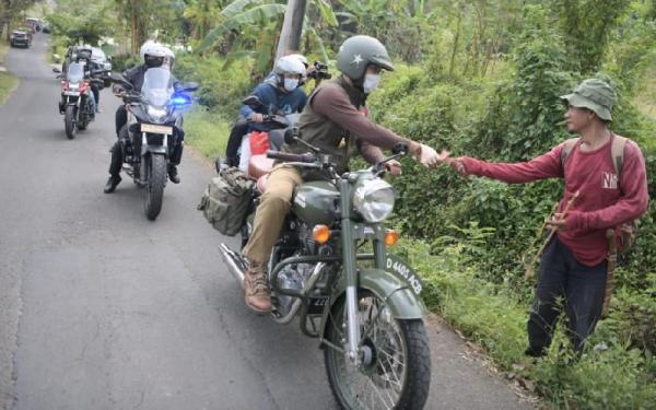 Ridwan Kamil menyapa dan membagikan sembako untuk warga. (Foto: istimewa)