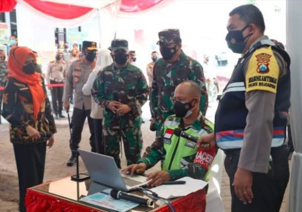 Panglima TNI marsekal hadi Tjahjanto mengecek bantuan laptop ke para tenaga tracer Covid-19. (Foo: Puspenad)