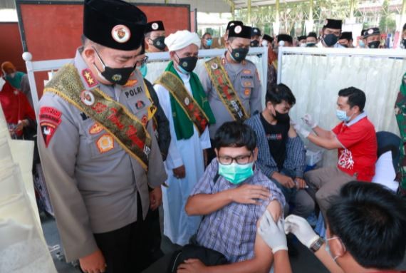 Kapolda NTB Irjen Pol M Iqbal meninjau vaksinasi massal yang diikuti ribuan santri dan pengurus pondok pesantren di NTB. (Foto: Dok.Humas Polda NTB)