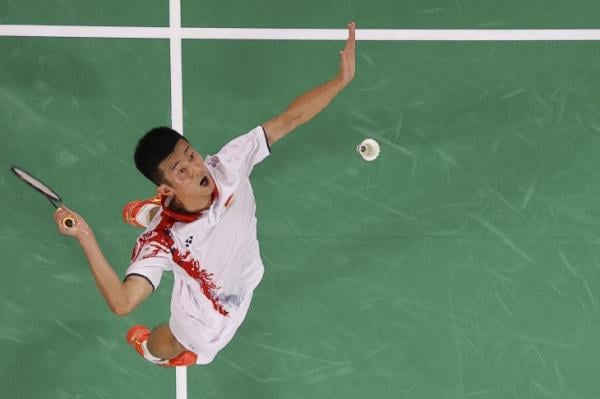 Tunggal putra China, Chen Long mengalahkan jagoan Indonesia Anthony Sinisuka Ginting di semifinal Olimpiade Tokyo 2020. Chen Long menang 2 set langsung. (foto: Reuters)