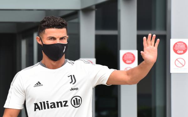 Cristiano Ronaldo Cristiano Ronaldo menyapa fan Juventus seusai menjalani tes medis musiman di Turin pada Kamis (26/7/2021). (Foto: REUTERS/Massimo Pinca)