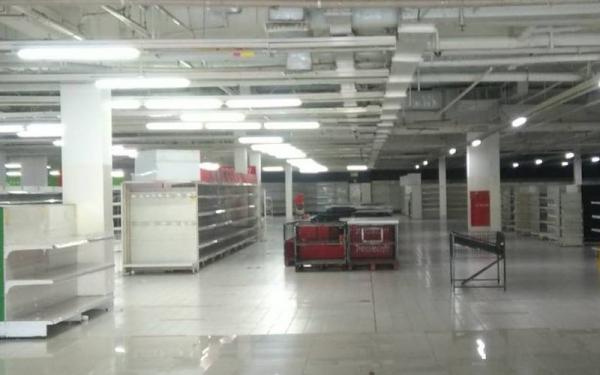 Suasana Giant Melati Mas di Serpong Utara, Tangerang Selatan di hari terakhir beroperasi, 31 Juli 2021. Foto: Anggie A.