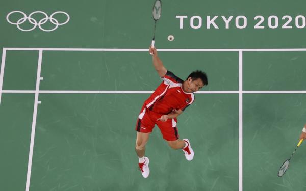 Pebulu tangkis ganda putra Indonesia, Hendra Setiawan, beraksi melawan ganda Malaysia, Aaron Chia dan Soh Wooi Yik dalam perebutan medali perunggu Olimpiade Tokyo 2020 di Musashino Forest Spot Plaza, Sabtu (31/7/2021). (Foto: REUTERS/Lintao Zhang)