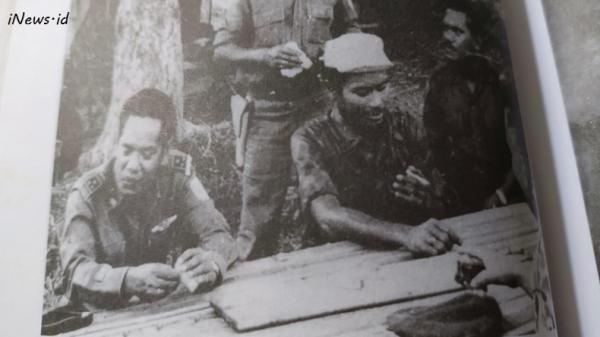 M Jusuf Ist Pangdam Hasanuddin Kolonel M Jusuf saat menemui Kahar Muzakkar. Kahar gagal dibujuk turun gunung. (Foto: dok buku M Jusuf).