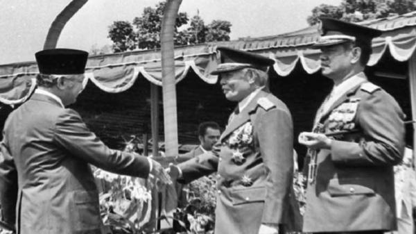 M Jusuf Perpusnas Menhankam/Pangab Jenderal TNI M Jusuf (kanan) dalam sebuah upacara yang dihadiri Presiden Soeharto. (Foto: Khastara Perpusnas).