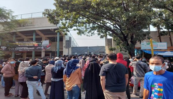 Cegah Kerumunan, Anggota TNI Urai Peserta Vaksinasi yang Membeludak di Karawang  