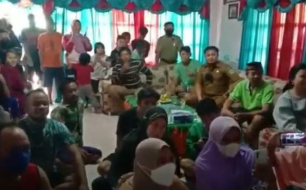 Keluarga Apriyani Rahayu menggelar nonton bareng final bulu tangkis ganda putri Indonesia yang meraih medali emas Olimpiade Tokyo 2020. (Foto: MNC Portal/Febriyono Tamenk)