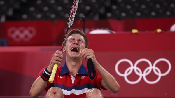 Axelsen Tunggal putra Denmark, Viktor Axelsen meraih medali emas tunggal putra Olimpiade Tokyo 2020. Dia berhasil menumbangkan Chen Long di final. (foto: REUTERS)