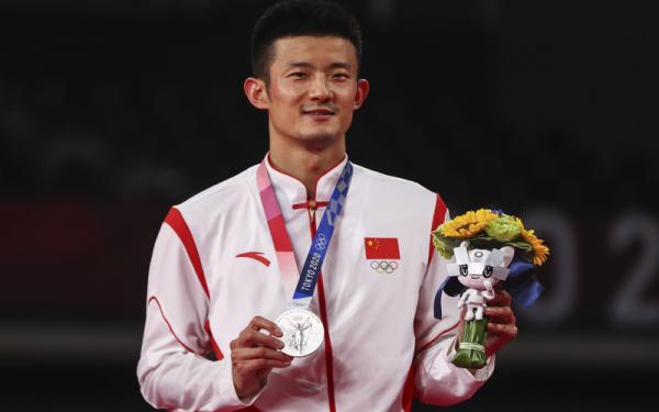 Chen Long Pebulu tangkis tunggal putra China, Chen Long, memperlihatkan medali perak Olimpiade Tokyo 2020 yang didapatnya seusai melawan Viktor Axelsen di Musashino FSP, Senin (2/8/2021). (Foto: REUTERS/Leonhard Foeger)