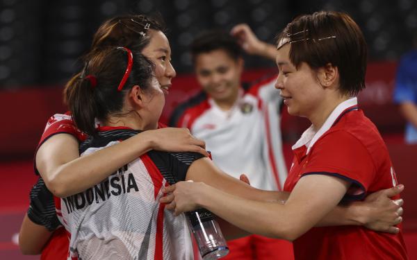 Chen Qingchen dan Jia Yifan Pasangan pebulu tangkis China, Chen Qingchen dan Jia Yifan, memberi selamat pada wakil Indonesia, Greysia Polii, seusai melakoni final Olimpiade Tokyo 2020 di Musashino FSP, Senin (2/8/2021). (Foto: REUTERS/Leonhard Foeger)