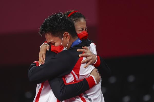 Greysia 12 Greysia/Apriyani tak kuasa menahan tangis sepanjang Lagu Indonesia Raya diputar. Momen itu juga membuat publik di media sosial ikut merinding. (foto: REUTERS).