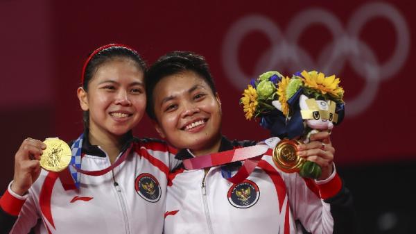 Greysia medali emas Ganda putri Indonesia Greysia Polii/Apriyani Rahayu meraih medali emas cabang bulu tangkis Olimpiade Tokyo 2020. (foto: REUTERS)