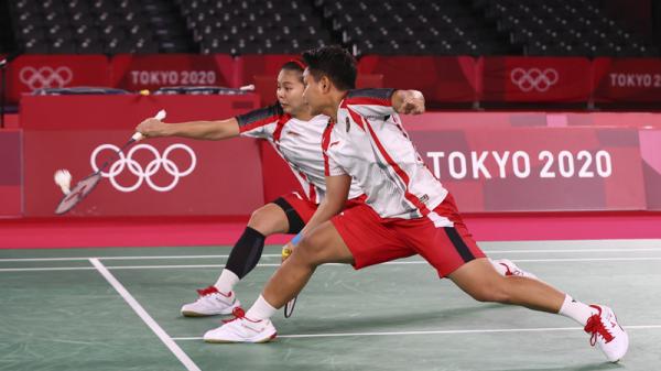 Greysia/Apriyani 1 Ganda putri Indonesia Greysia Polii/Apriyani Rahayu melawan duo China Chen Qingchen/Jia Yifan pada final Olimpiade Tokyo 2020 di Musashino Forest Sports Plaza. (Foto: Reuters)