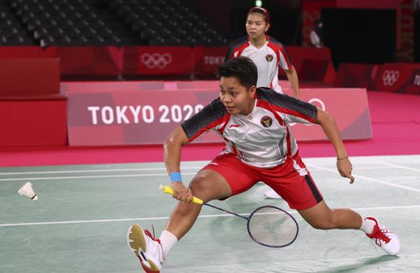 Greysia/Apriyani 2 Ganda putri Indonesia Greysia Polii/Apriyani Rahayu meraih medali emas Olimpiade Tokyo 2020 usai menghajar duo China Chen Qingchen/Jia Yifan. (Foto: Reuters)