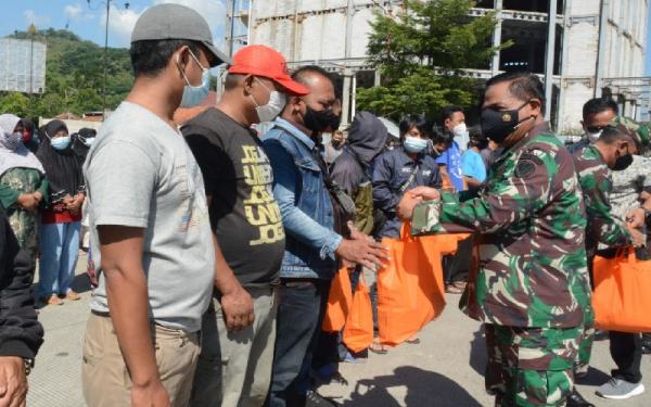PANGDAM SUMEDANG1 Pangdam III/Siliwangi Mayjen TNI Nugroho Budi Wiryanto membagikan paket sembako untuk pedagang dan tukang ojek di Tugu Bundaran Binokasih, Sumedang. (Foto: Pendam Siliwangi)