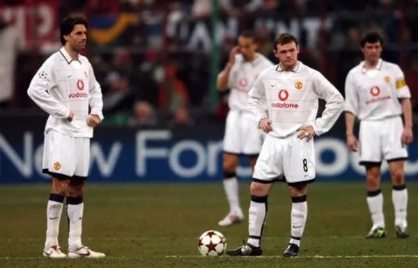 Ruud van Nistelrooy 1 Van Nistelrooy dan kolega tak berkutik saat jumpa AC Milan di San Siro pada babak 16 Besar Liga Champions 2004/2005. (Foto: PA Images)