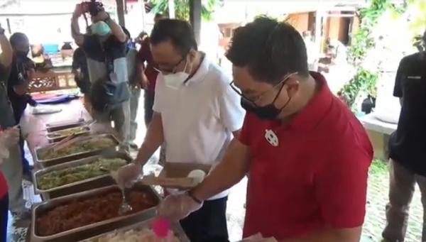 Walkot Denpasar Masak2 Pemkot Denpasar membuka dapur umum di Jalan Kaliasem untuk warga terdampak PPKM Level 4. (Foto: iNews/Indira Arri)