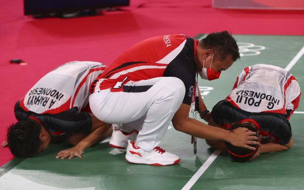 Eng Hian 2 Ganda putri Indonesia Greysia Polii/Apriyani Rahayu menyabet emas Olimpiade Tokyo 2020. Kesuksesan mereka tak lepas berkat tangan dingin sang pelatih, Eng Hian. (Foto: Reuters)