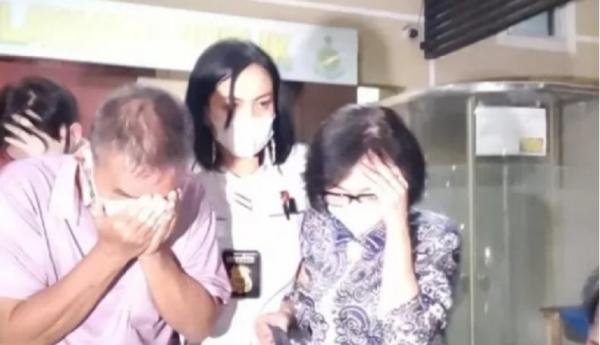 Keluarga Akidi Tio dipulangkan polisi usai diperiksa sembilan jam, Senin (2/8/2021) malam (Foto: Antara)