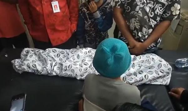 Jenazah Komang Putra Adnyana (4) yang tewas tertimbun longsor di rumahnya, Karangasem, Bali. (Foto: iNews/Yunda Ariesta)