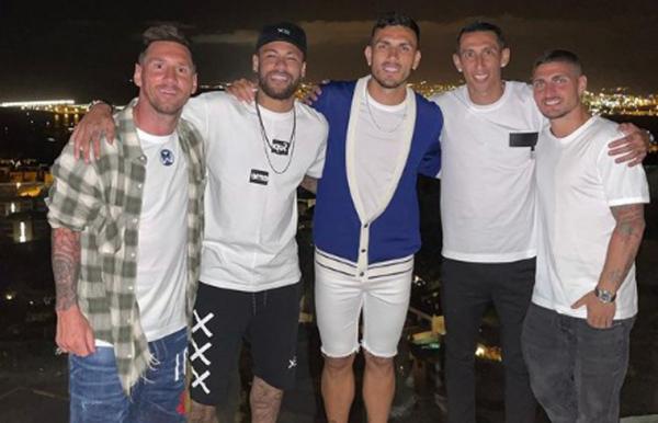Lionel Messi foto bareng empat bintang Paris Saint-Germain (PSG). Ini menjadi alarm bahaya untuk Barcelona. (Foto: Instagram/angeldimariajm)