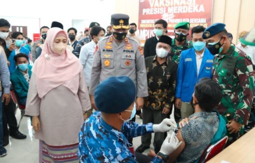 Kapolda NTB Irjen Pol M iqbal melihat peserta vaksinasi 1.000 dosis di UIN Mataram. Vaksinasi Presisi Merdeka Goes to Campus itu hasil kerja sama Polda NTB bareng OKP Cipayung Plus. (Foto: Dok.Humas Polda NTB)