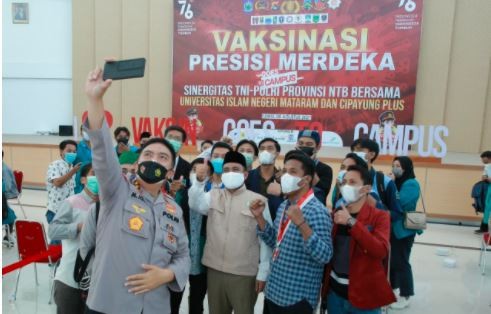 Kapolda NTB Irken Pol M Iqbal pose bersama para peserta vaksinasi massal presisi merdeka di UIN Mataram. (Foto: Humas Polda NTB)