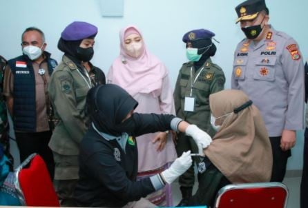 Kapolda NTB Irjen Pol M Iqbal melihat langsung vaksinasi presisi merdeka di Kampus UIN Mataram. (Foto: Humas Polda NTB)