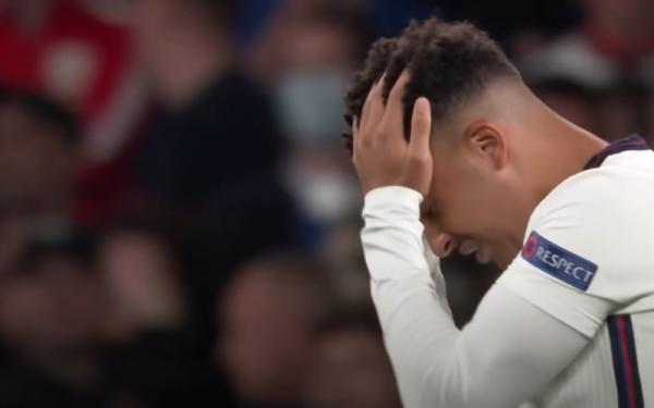Ekspresi kecewa diperlihatkan winger Inggris, Jadon Sancho, setelah gagal mengeksekusi penalti ke gawang Italia di final Piala Eropa 2020. (Foto: Youtube/UEFA)