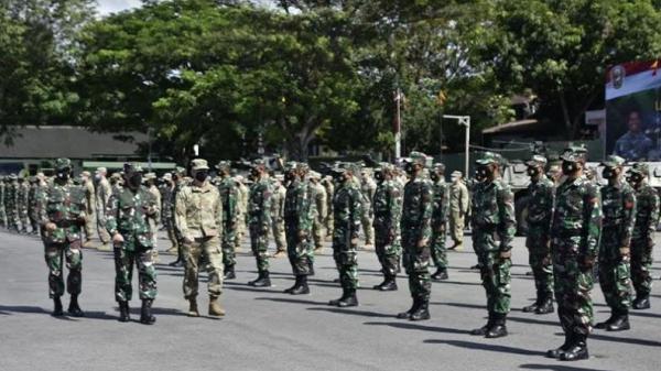 Pangdam XIII Merdeka Mayjen TNI Wanti WF Mamahit dan Atase Pertahanan Kedutaan Besar Amerika Serikat (AS) saat pembukaan Latma Garuda Shield. (Foto: Istimewa)