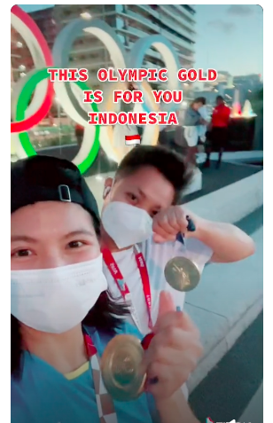 Greysia Polii dan Apriyani bagikan video pamer medali emas di media sosial TikTok.&nbsp;