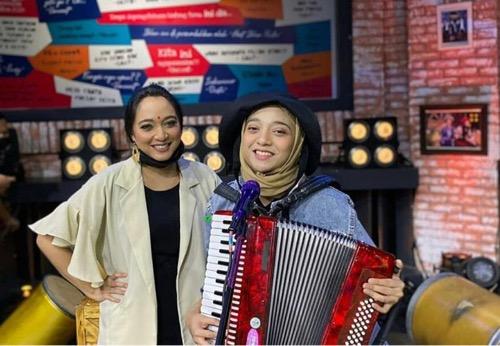 Chiki Fawzi dan Isabella Fawzi 2 Chiki Fawzi dan Isabella Fawzi bermusik bareng.