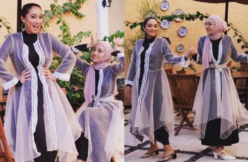 Chiki Fawzi dan Isabella Fawzi pakai baju kembaran.