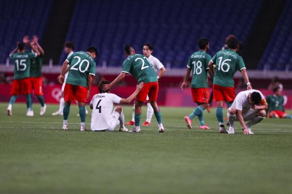 Pemain Jepang terpukul usai kalah 1-3 atas Meksiko dalam perebutan medali perunggu Olimpiade Tokyo 2020, Jumat (6/7/2021). (Foto: REUTERS).