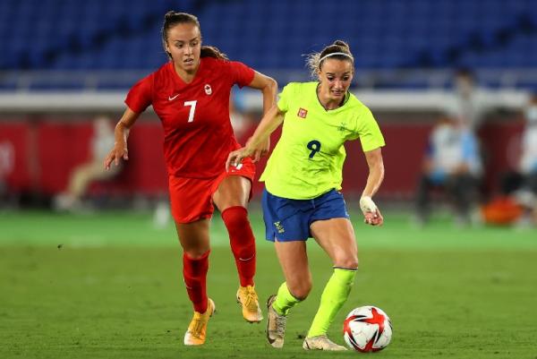 Kanada meraih medali emas sepak bola putri Olimpiade Tokyo 2020 usai mengalahkan Swedia di adu penalti. Kanada menang 3-2. (foto: REUTERS)