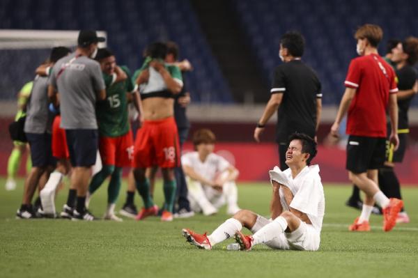 Takefusa Kubo menangis di lapangan usai Jepang kalah 1-3 atas Meksiko dalam perebutan medali perunggu Olimpiade Tokyo 2020, Jumat (6/8/2021). (foto: REUTERS).