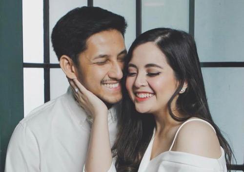 Tasya dan sang suami kompak pakai baju bernuansa putih.