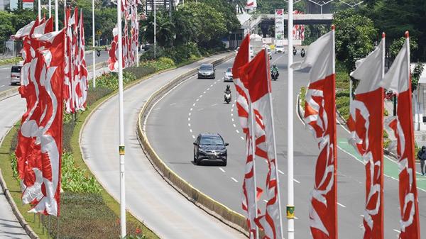 Sambut HUT RI ke-76, Jalanan Ibu Kota Dihiasi Umbul-Umbul Merah Putih