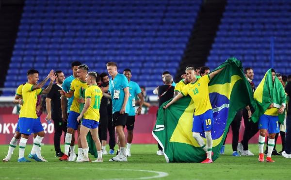Brasil U23 berhasil mempertahankan medali emas Olimpiade cabang sepak bola usai mengalahkan Spanyol U23 di final. Tim Samba Muda menang tipis 2-1 atas Spanyol. (foto: REUTERS).