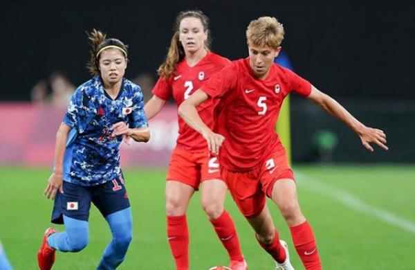 Quinny 2 Pemain Timnas Sepak Bola Putri Kanada Quinn jadi transgender pertama yang meraih medali emas Olimpiade. (Foto: Instagram/thequinny5)