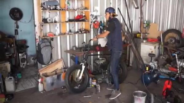 RIXY MODIFIKATOR Rixy Julian, modifikator kendaraan listrik tengah bekerja di bengkelnya. (Foto: iNews/Ervan David)