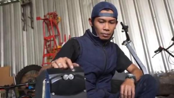 RIXY MODIFIKATOR1 Rixy Julian, modifikator kendaraan listrik menunjukkan segway karyanya. (Foto: iNews/Ervan David)