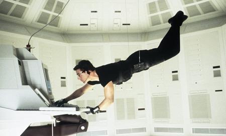 Aksi Tom Cruise di film Mission Impossible pertama.