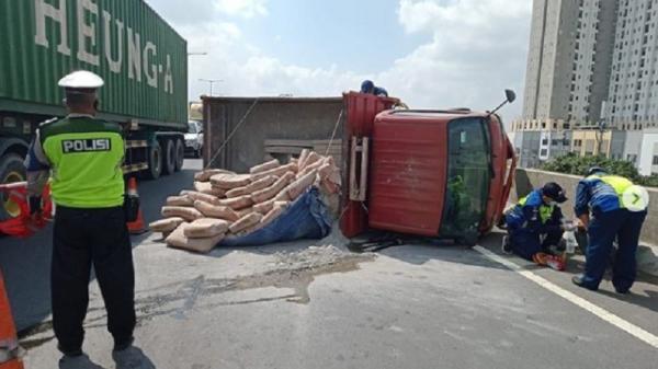 Truk Terguling 2 Tmc Polda Kecelakaan di KM 19 Tol Ancol arah Pluit, Jakarta Utara, Sabtu (7/8/2021). (Foto: TMC Polda Metro Jaya).