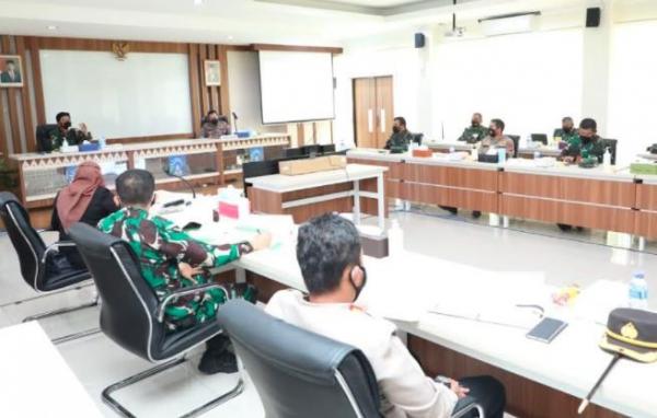 Panglima TNI Marsekal Hadi Tjahjanto bersama Kapolri jenderal Pol Listyo Sigit Prabowo memimpin rapat bersama jajaran Forkopimda di Sleman. (Foto: Puspenad)